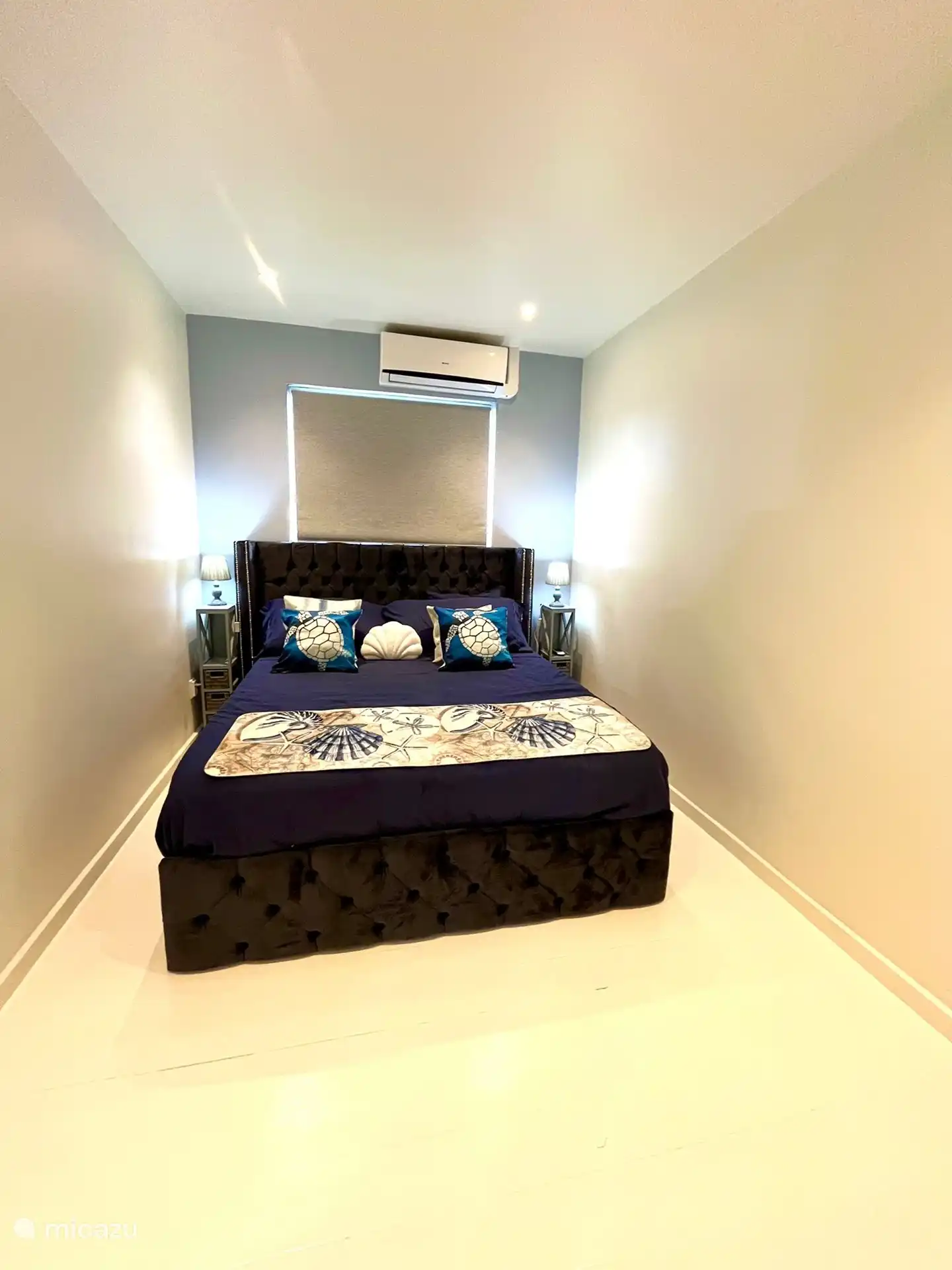 La chambre n. 2 dispose d’un lit queen size 1,60x1,90 m en velours bleu. 