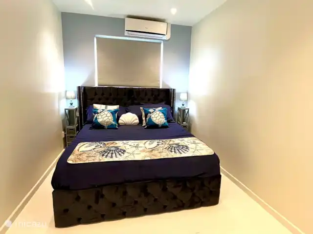 Apartamento Blue Icon en Mambo Beach en Curazao, Banda Arriba (este), Mambo Beach - apartamento El dormitorio n. 2 tiene una cama de terciopelo azul de 1,60x1,90 mt.