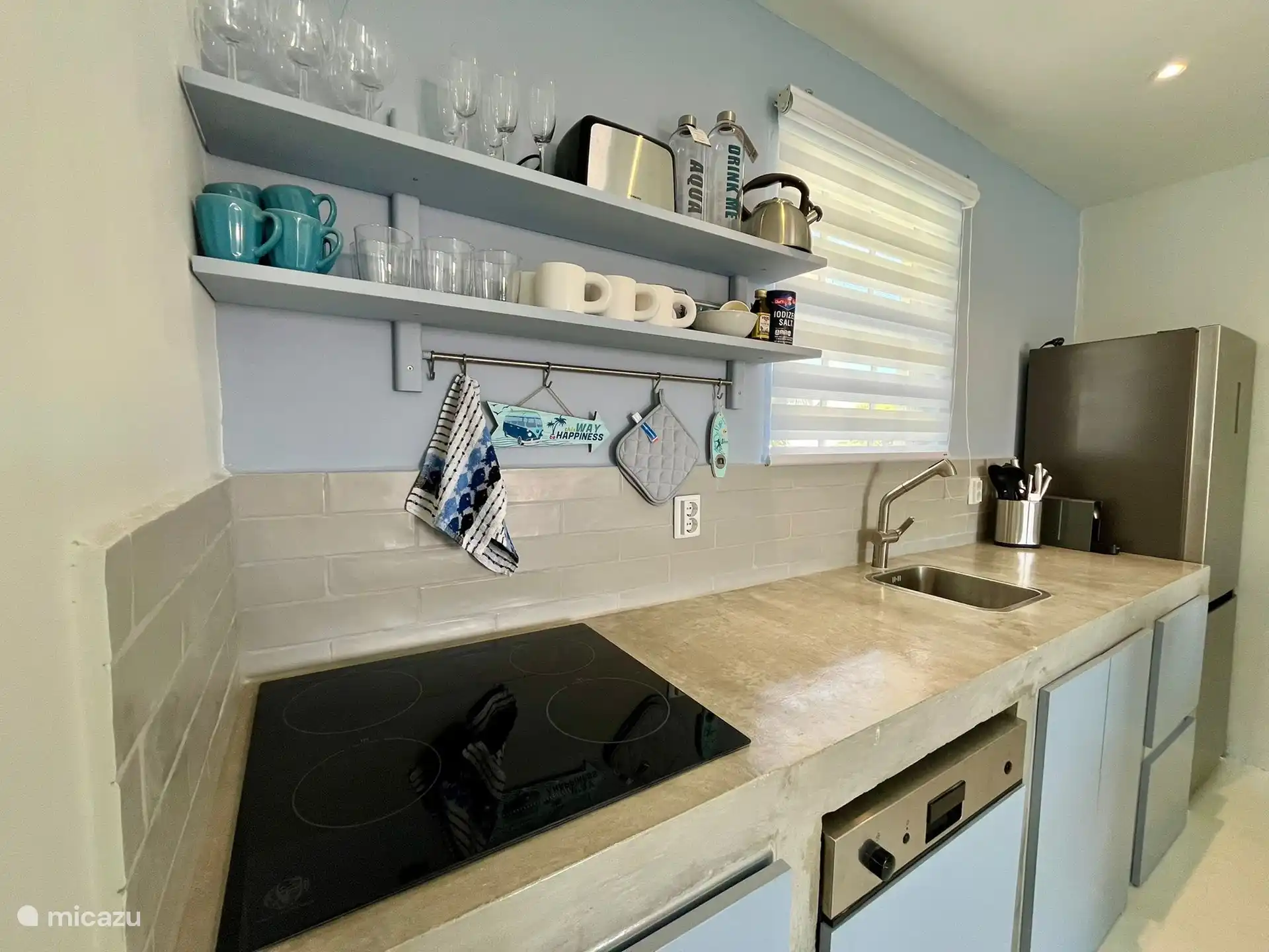 Belle cuisine entièrement équipée avec lave-vaisselle.