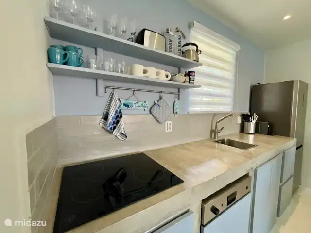 Apartamento Blue Icon en Mambo Beach en Curazao, Banda Arriba (este), Mambo Beach - apartamento Preciosa cocina totalmente equipada con lavavajillas.