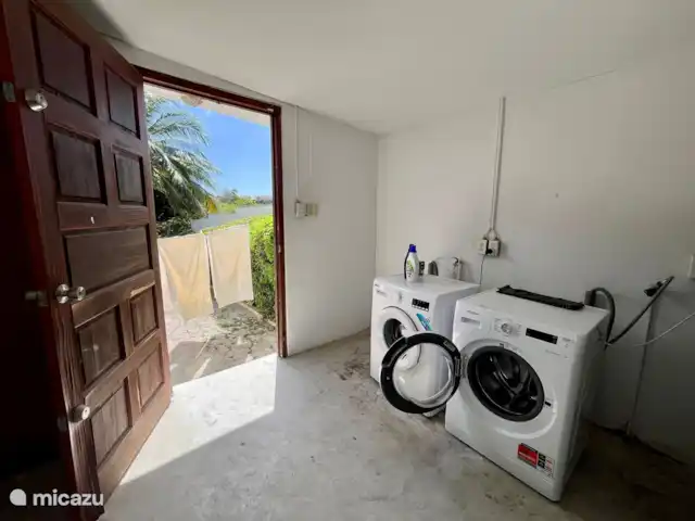 Apartamento Blue Icon en Mambo Beach en Curazao, Banda Arriba (este), Mambo Beach - apartamento Una zona de lavandería compartida está disponible para su uso, incluida en el alquiler.