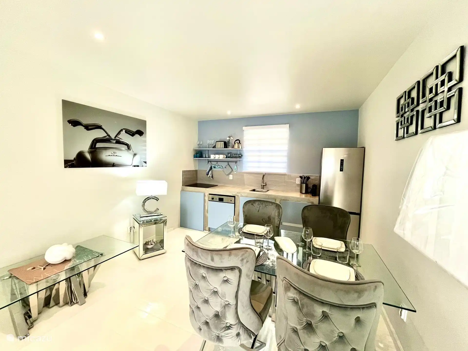 Cuisine ouverte élégante, salle à manger et salon.