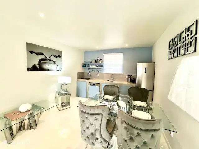 Apartamento Blue Icon en Mambo Beach en Curazao, Banda Arriba (este), Mambo Beach - apartamento Elegante cocina abierta, comedor y sala de estar.