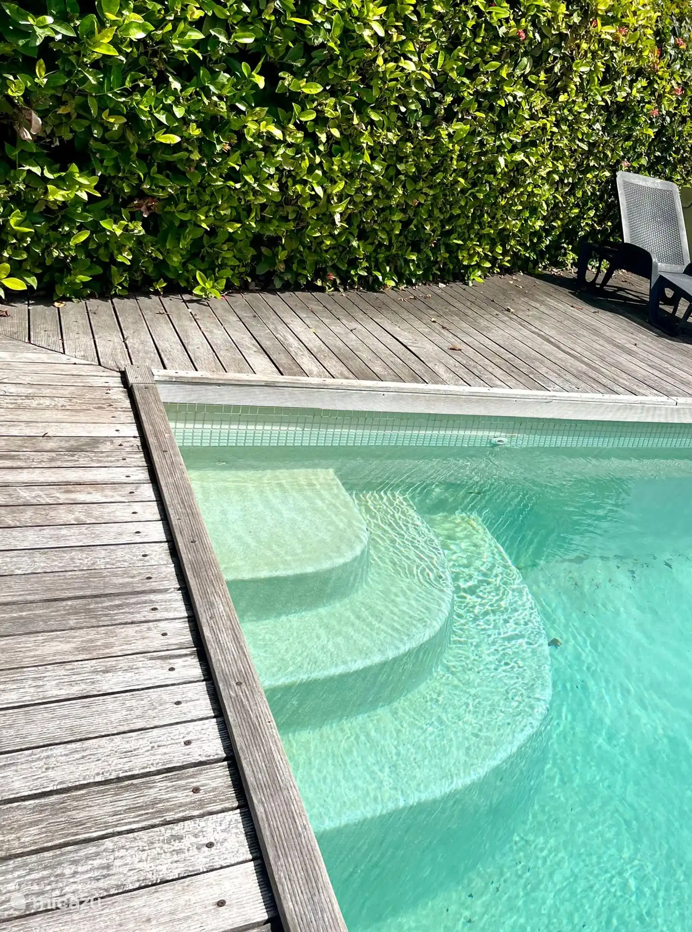 Marche facile à travers les escaliers jusqu’à la piscine.