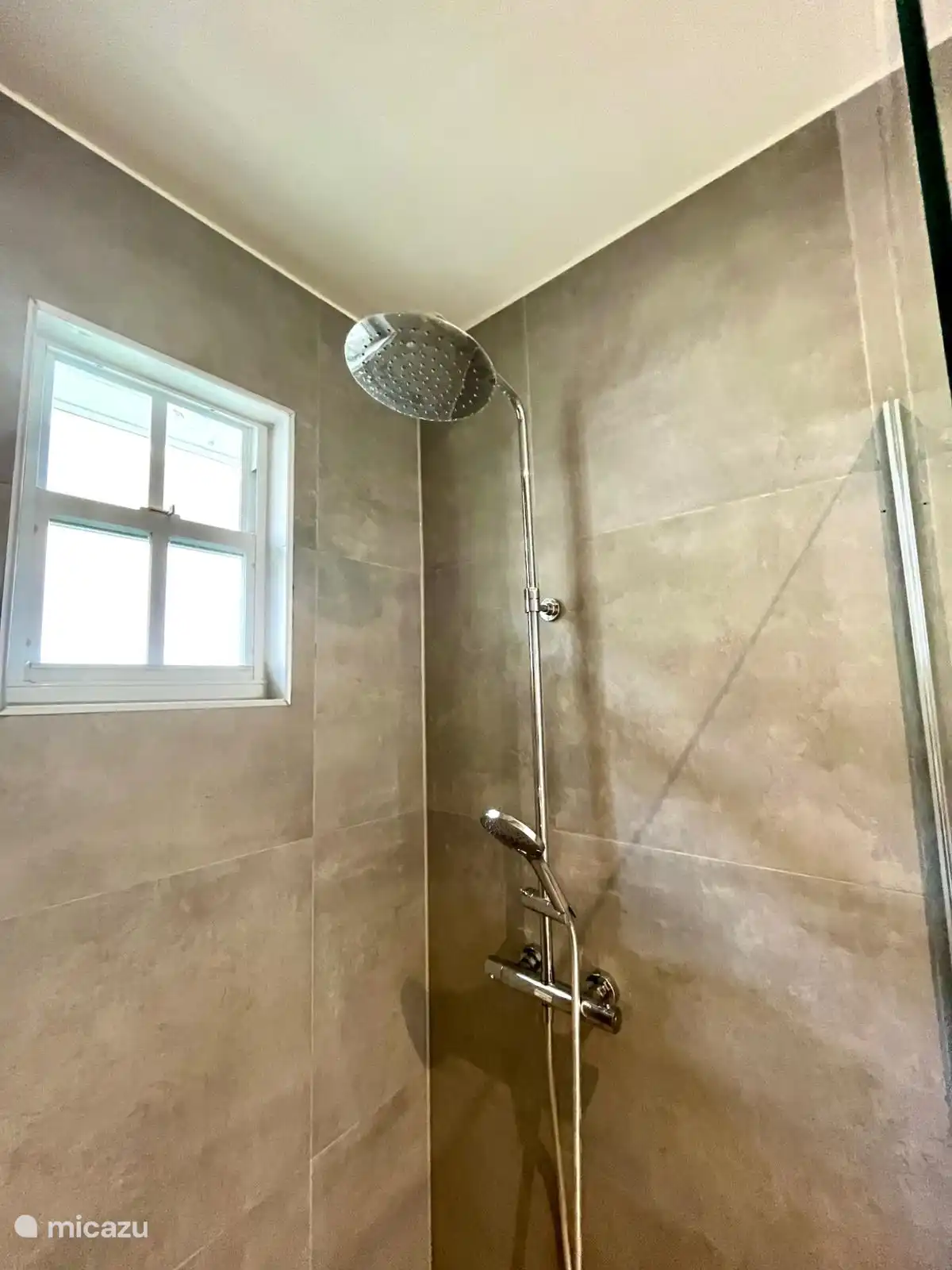 Eau chaude disponible. 