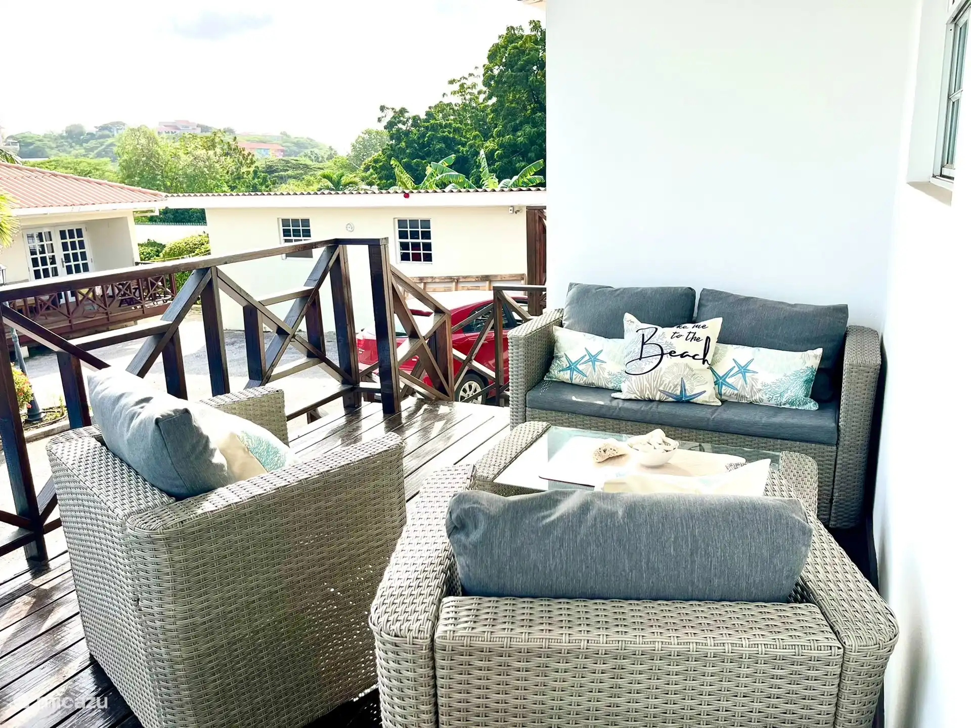 Balcon confortable avec salon de saisie.