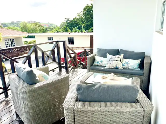 Apartamento Blue Icon en Mambo Beach en Curazao, Banda Arriba (este), Mambo Beach - apartamento Acogedor balcón con salón de estar.