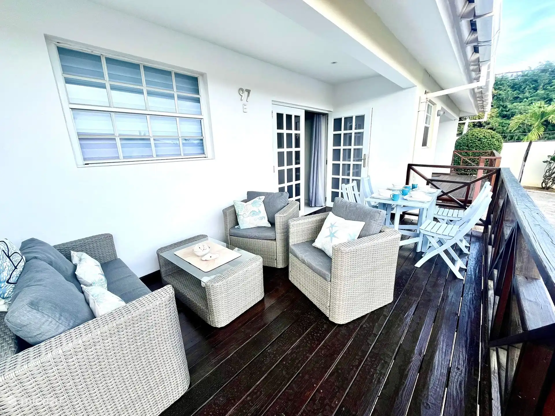 Balcon confortable avec siège et coin repas.