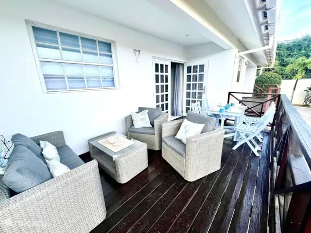 Apartamento Blue Icon en Mambo Beach en Curazao, Banda Arriba (este), Mambo Beach - apartamento Acogedor balcón con asiento y zona de comedor.