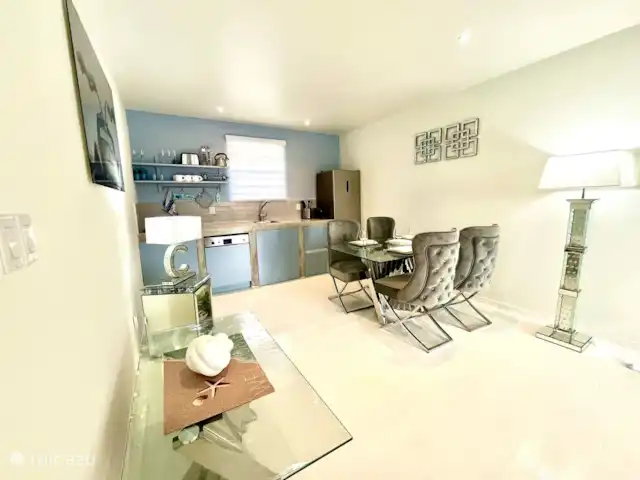 Apartamento Blue Icon en Mambo Beach en Curazao, Banda Arriba (este), Mambo Beach - apartamento Elegante cocina abierta, comedor y sala de estar.
