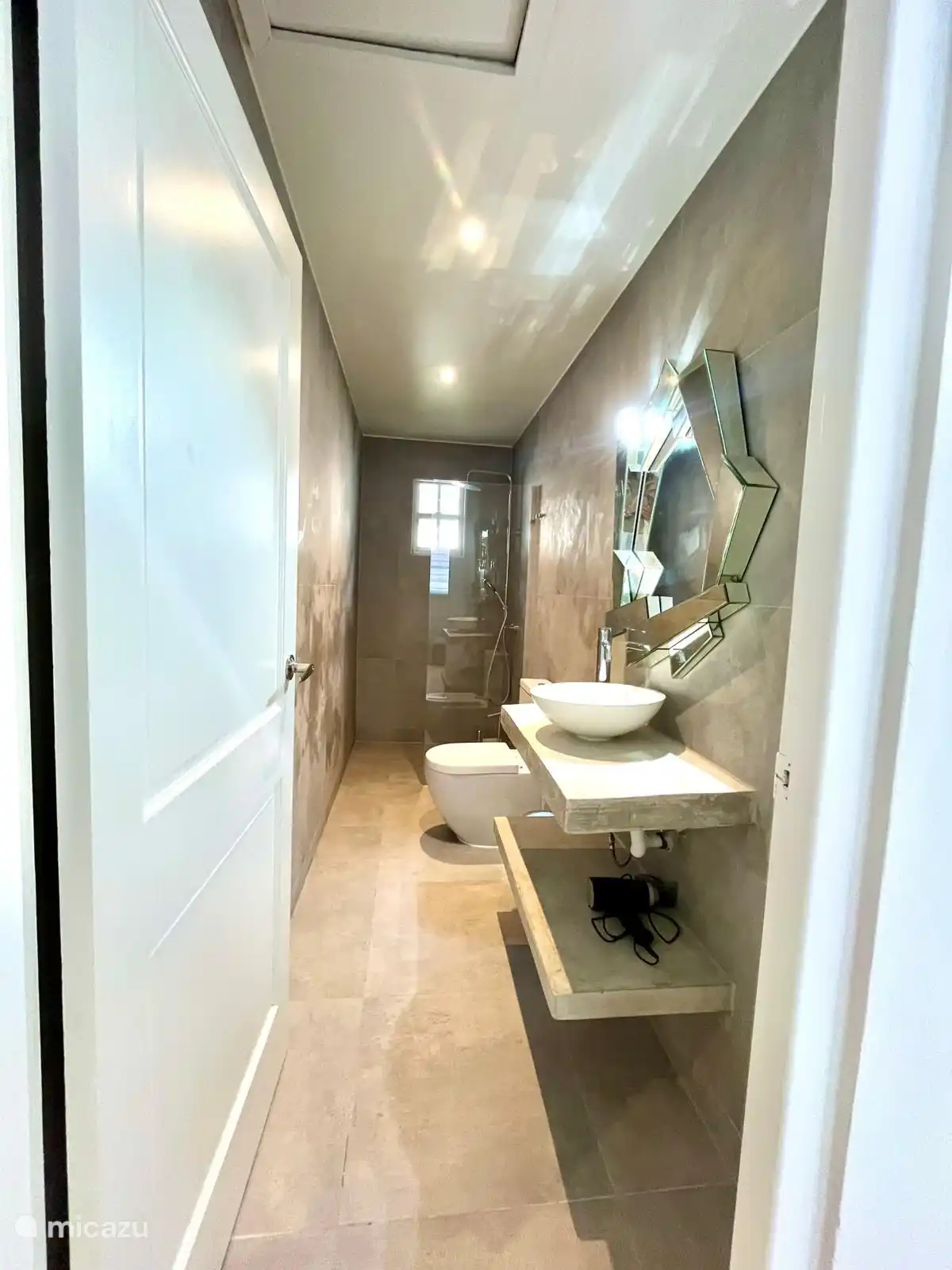 Une salle de bain moderne avec douche avec eau chaude.