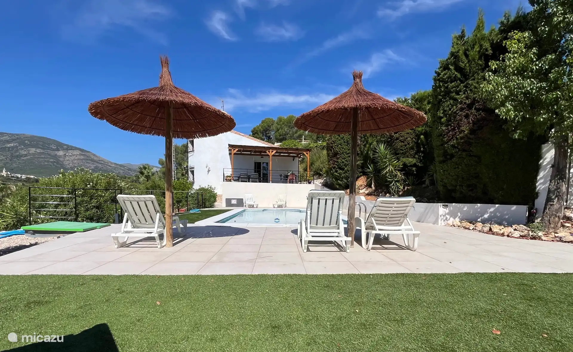 Das Schwimmbad mit Terrasse