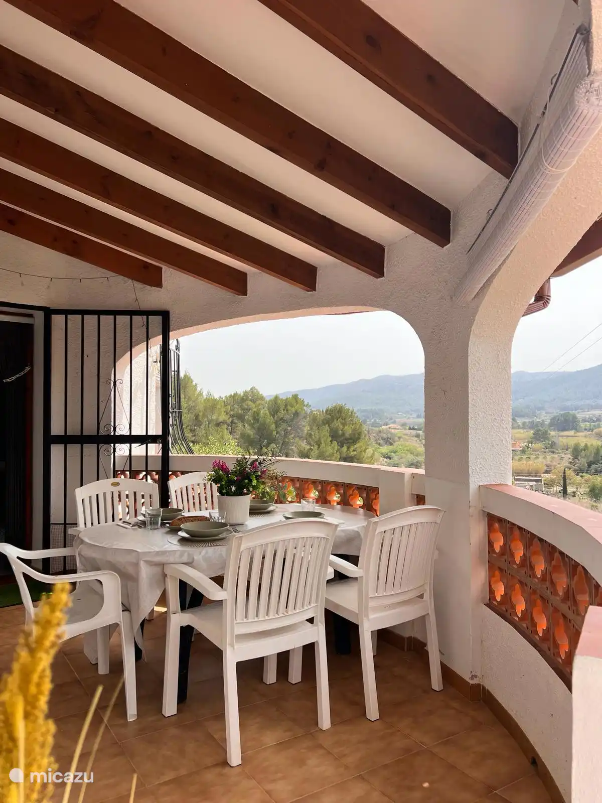 Die geschützte Naya ist ein wunderbarer Ort zum Frühstück oder Abendessen, wenn das Wetter nicht so gut ist.