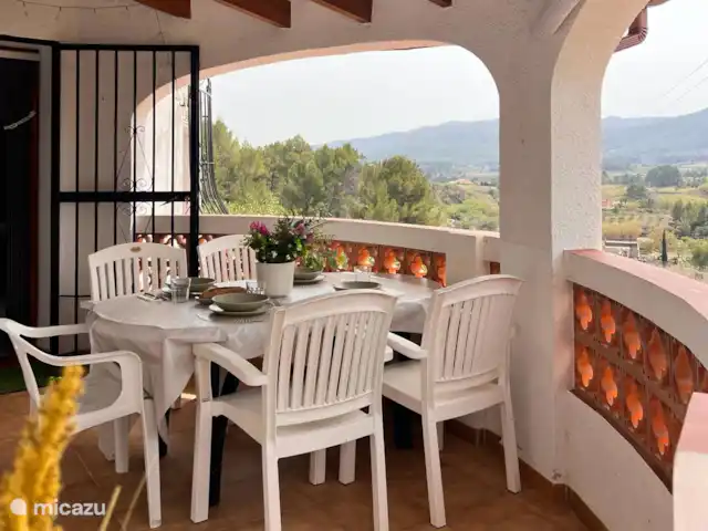 villa huren in Spanje, Costa Blanca, Alcalali – Villa Relax De beschutte 'naya' is een heerlijke plek voor een ontbijt of diner wanneer het weer iets minder is.
