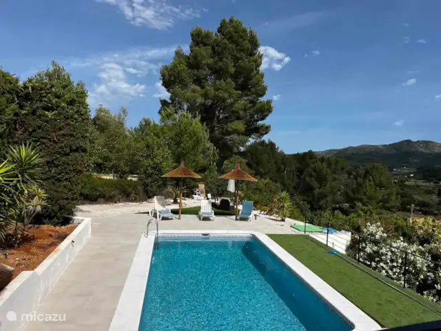 villa huren in Spanje, Costa Blanca, Alcalali – Villa Relax het zwembad met een diepte van 1:20-2:00mtr. Hier kan je baantjes trekken en een duik nemen!