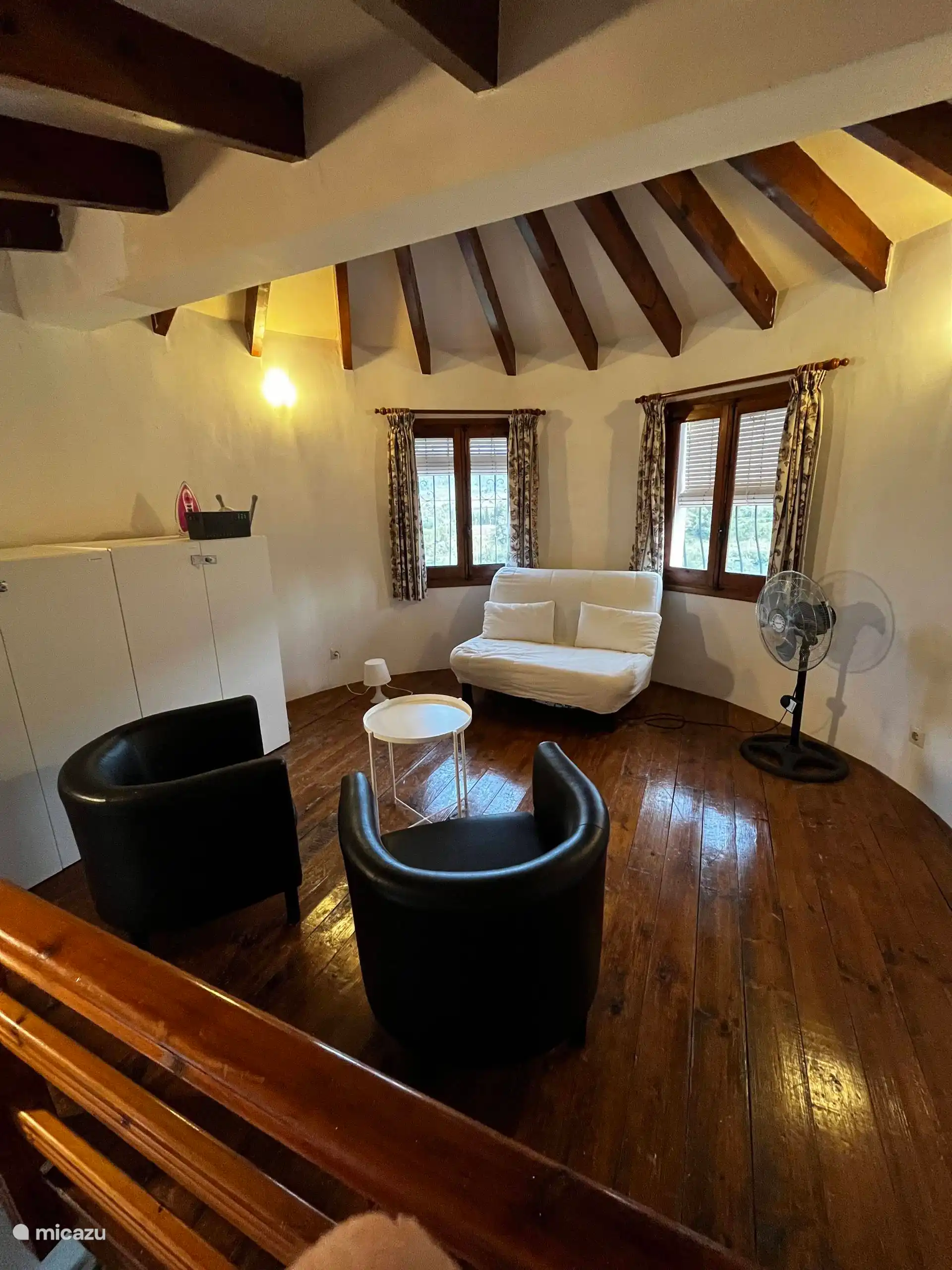 Das offene Zwischengeschoss mit dem Schlafsofa und dem separaten Sitz. Das Zimmer mit der besten Aussicht