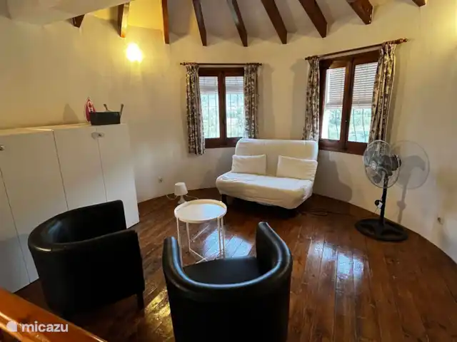 villa huren in Spanje, Costa Blanca, Alcalali – Villa Relax De open entresol met de slaapbank en apart zitje. De kamer met het mooiste uitzicht