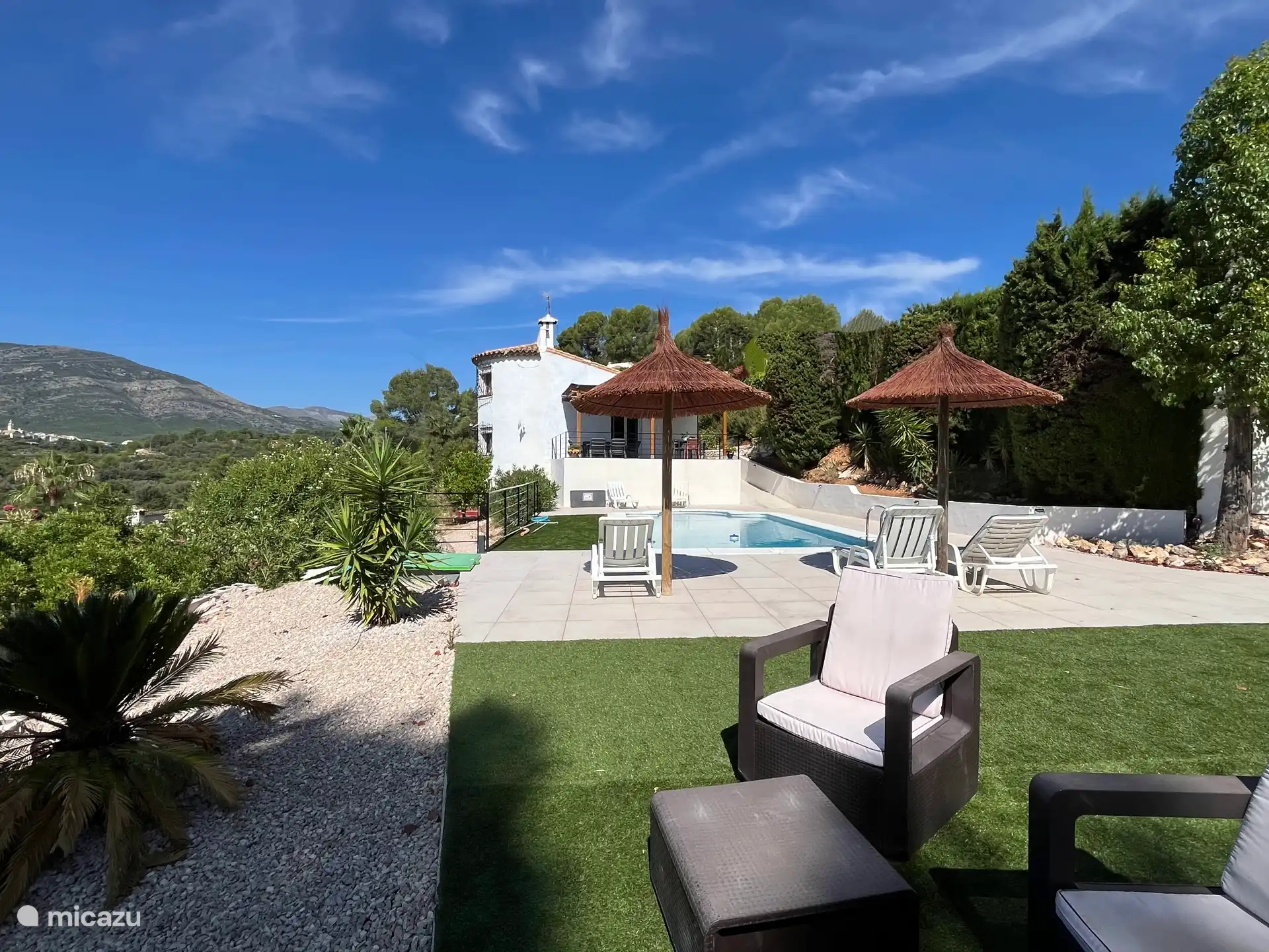 Ein großzügiger Garten mit mehreren Sitzgelegenheiten