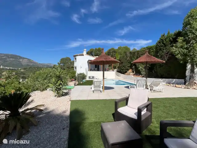 villa huren in Spanje, Costa Blanca, Alcalali – Villa Relax Een ruime tuin met meerdere zitjes