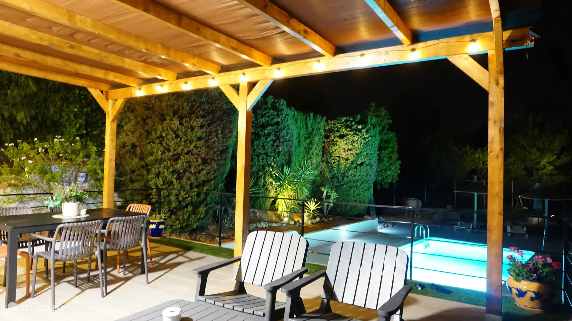 Der Garten und der Pool sind zwischen 22:00 und 1:00 Uhr attraktiv beleuchtet