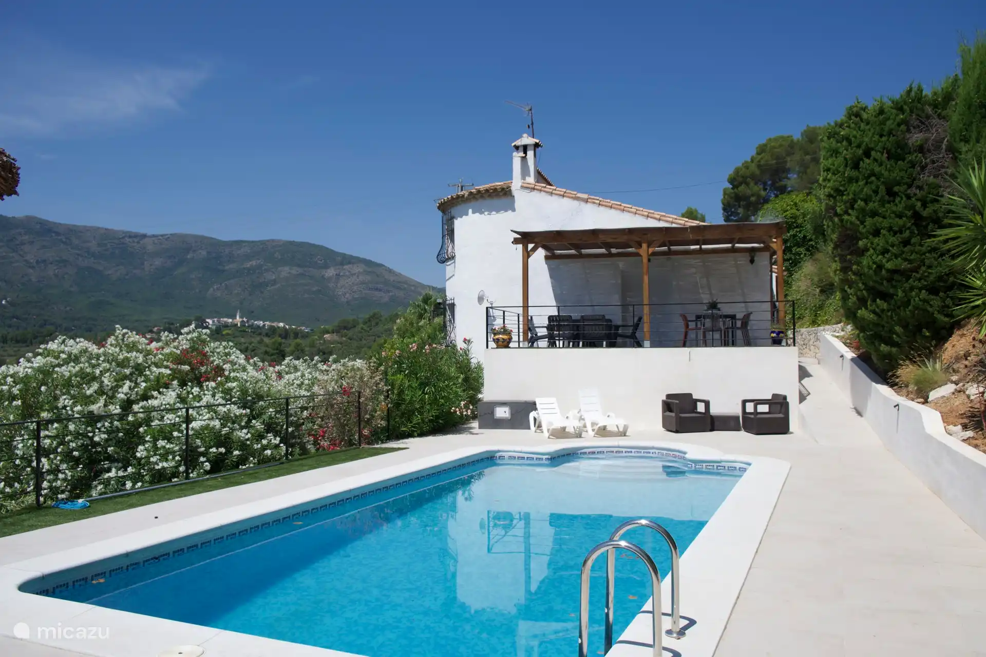 Piscine d’une profondeur de 90 cm à 190 cm. Ici, tu peux vraiment te baigner