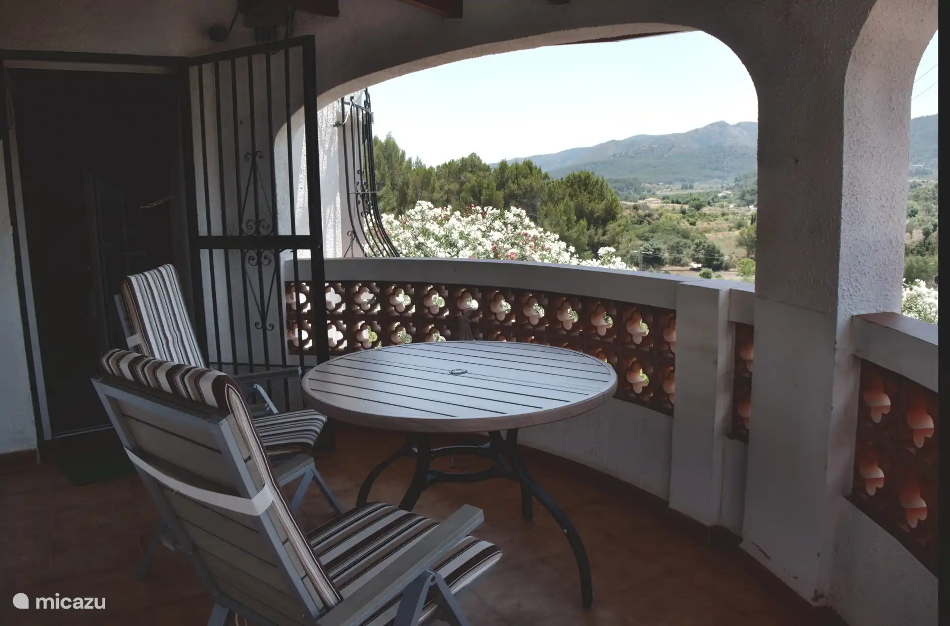 La terrasse fraîchement couverte de la 'naya'