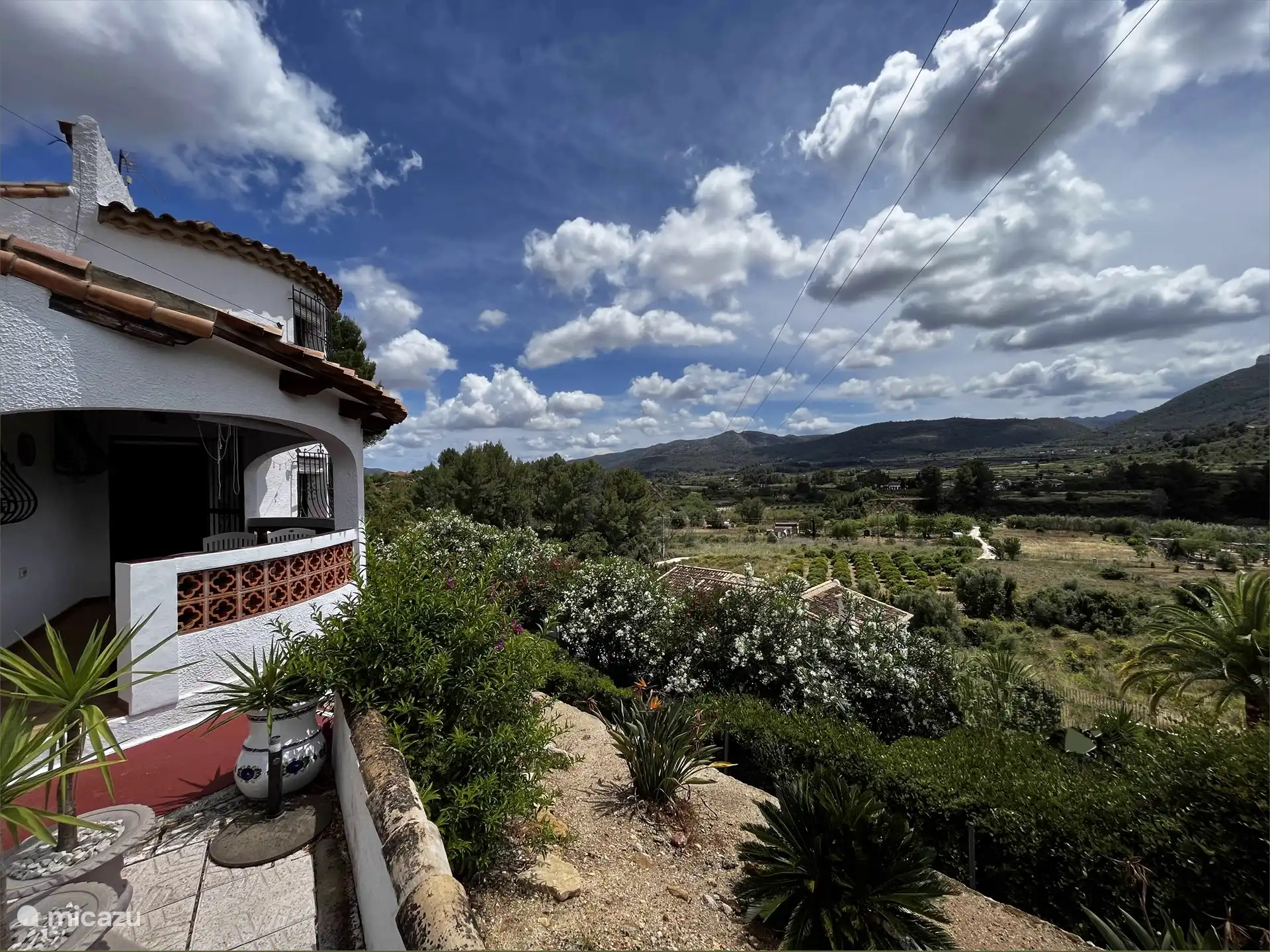 Foto von der hinteren Terrasse aufgenommen. Mehrere Terrassen mit mehreren Ausblicken.