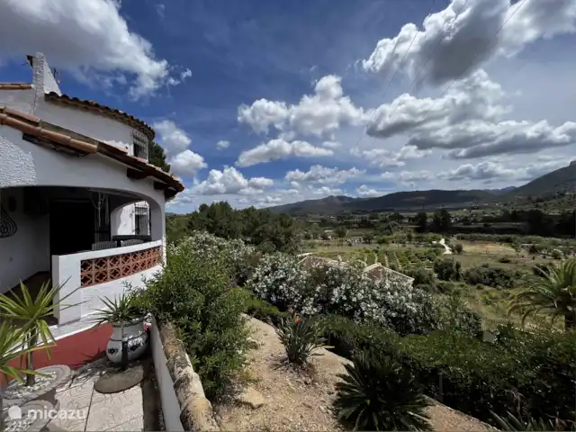 villa huren in Spanje, Costa Blanca, Alcalali – Villa Relax foto genomen van het achter terras. Meerdere terrassen met meerdere uitzichten.