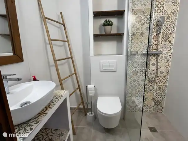 villa huren in Spanje, Costa Blanca, Alcalali – Villa Relax de en-suite badkamer van de master bedroom