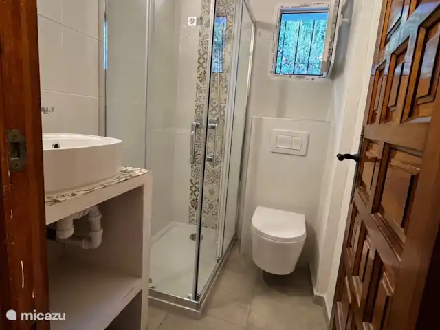 villa huren in Spanje, Costa Blanca, Alcalali – Villa Relax de gasten badkamer voor de 2e slaapkamer en de slaapbank op de vide