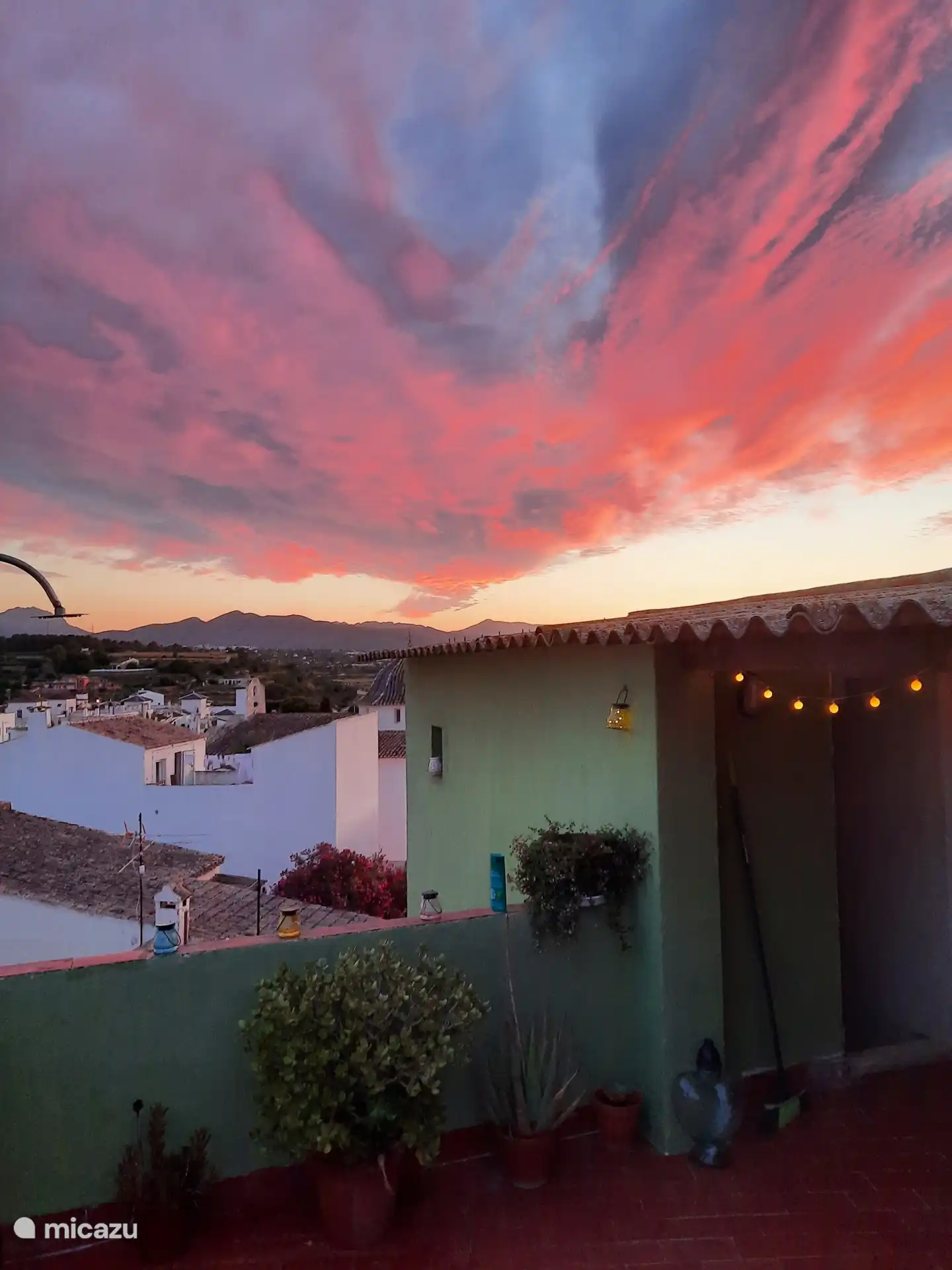 De magnifiques cieux sur la terrasse sur le toit de la maison 