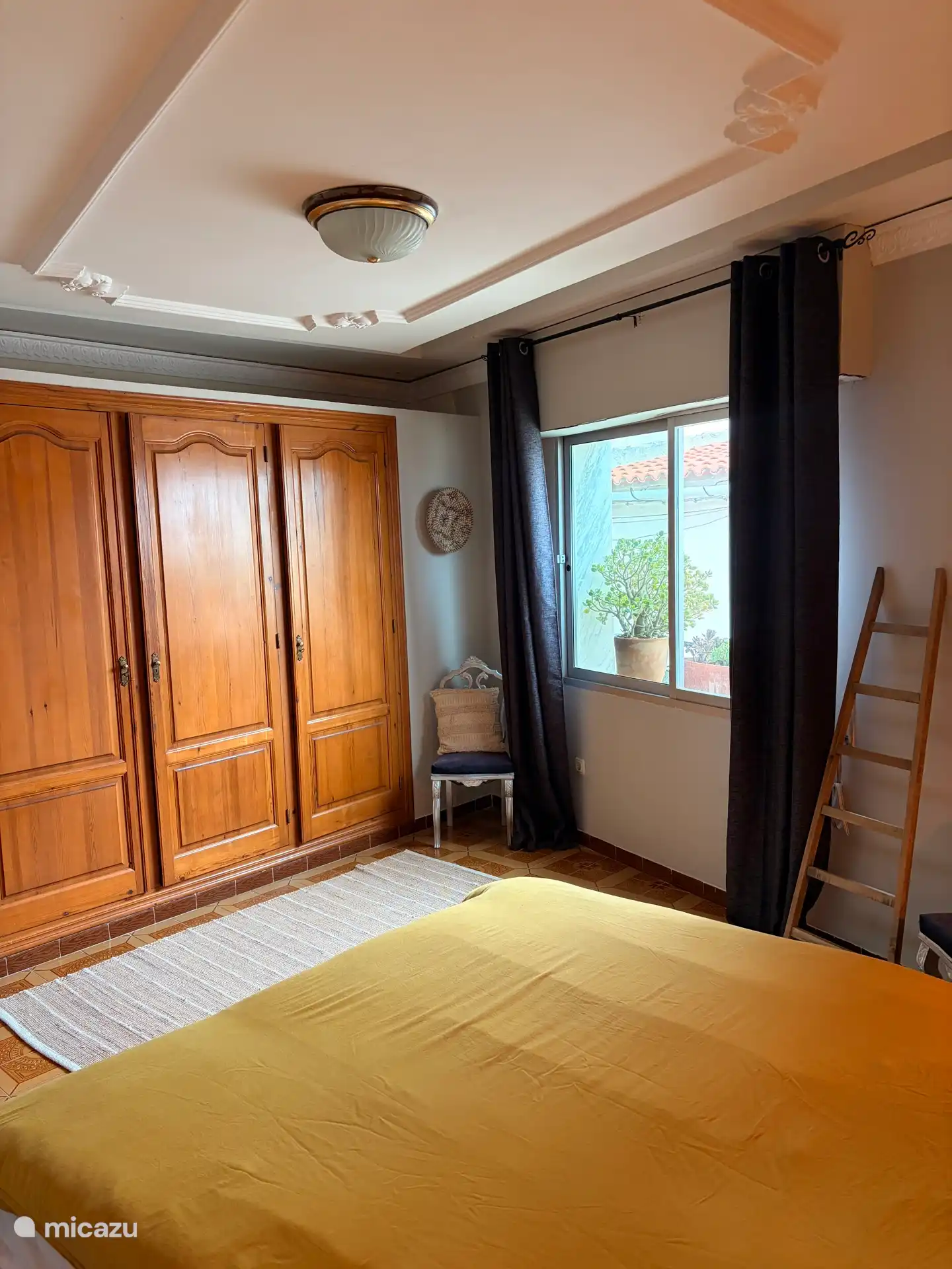 twee persoons slaapkamer met zicht op vaste kasten wand