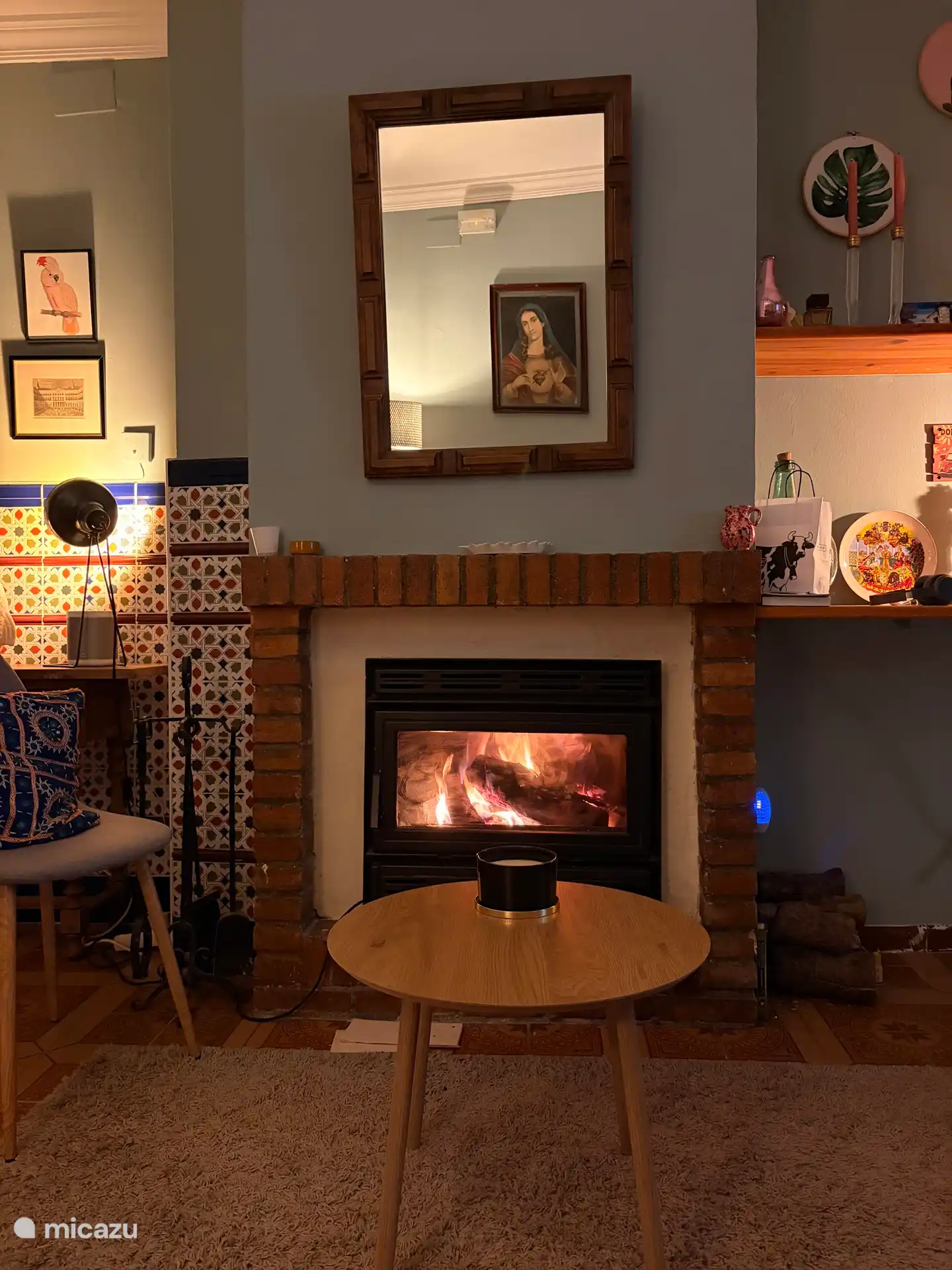 Ook in de koude periodes van het jaar is het fijn vertoeven in het huis. Er is een sfeervolle houtkachel aanwezig 