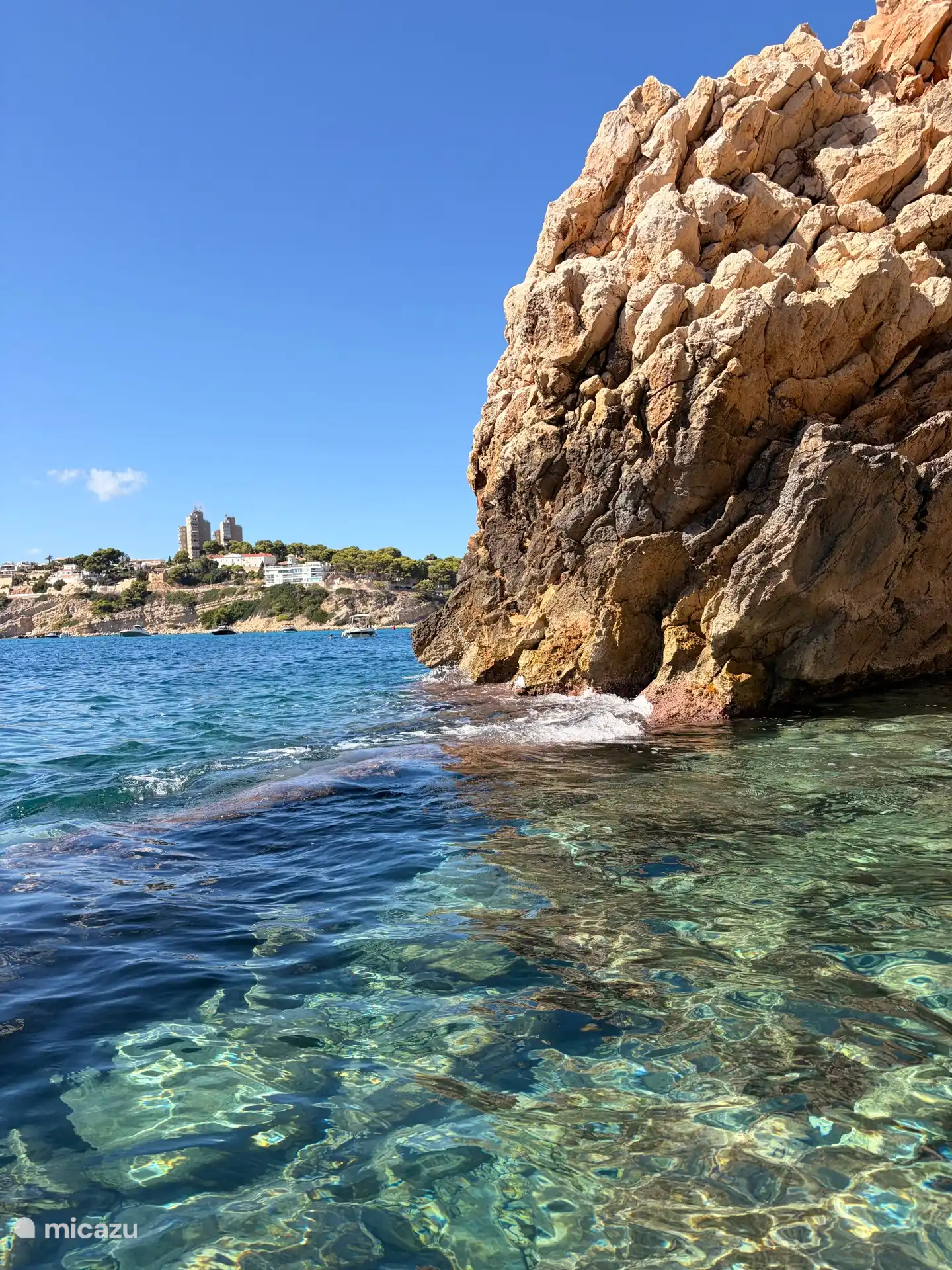 Faire du snorkeling ou prendre un bateau pour aller dans cette magnifique formation rocheuse 