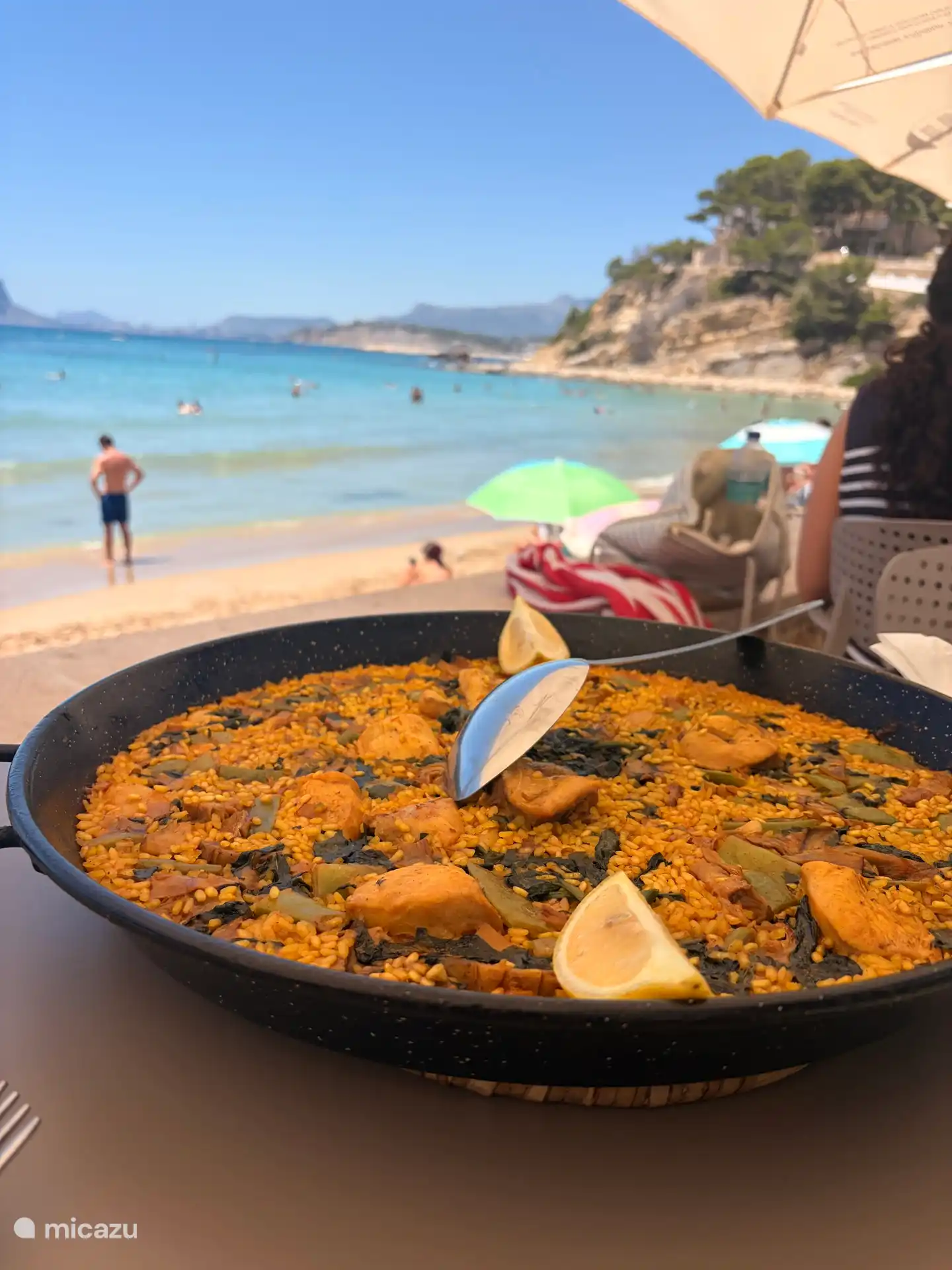 Manger juste au bord de la mer, sur la plage d’El Portet 