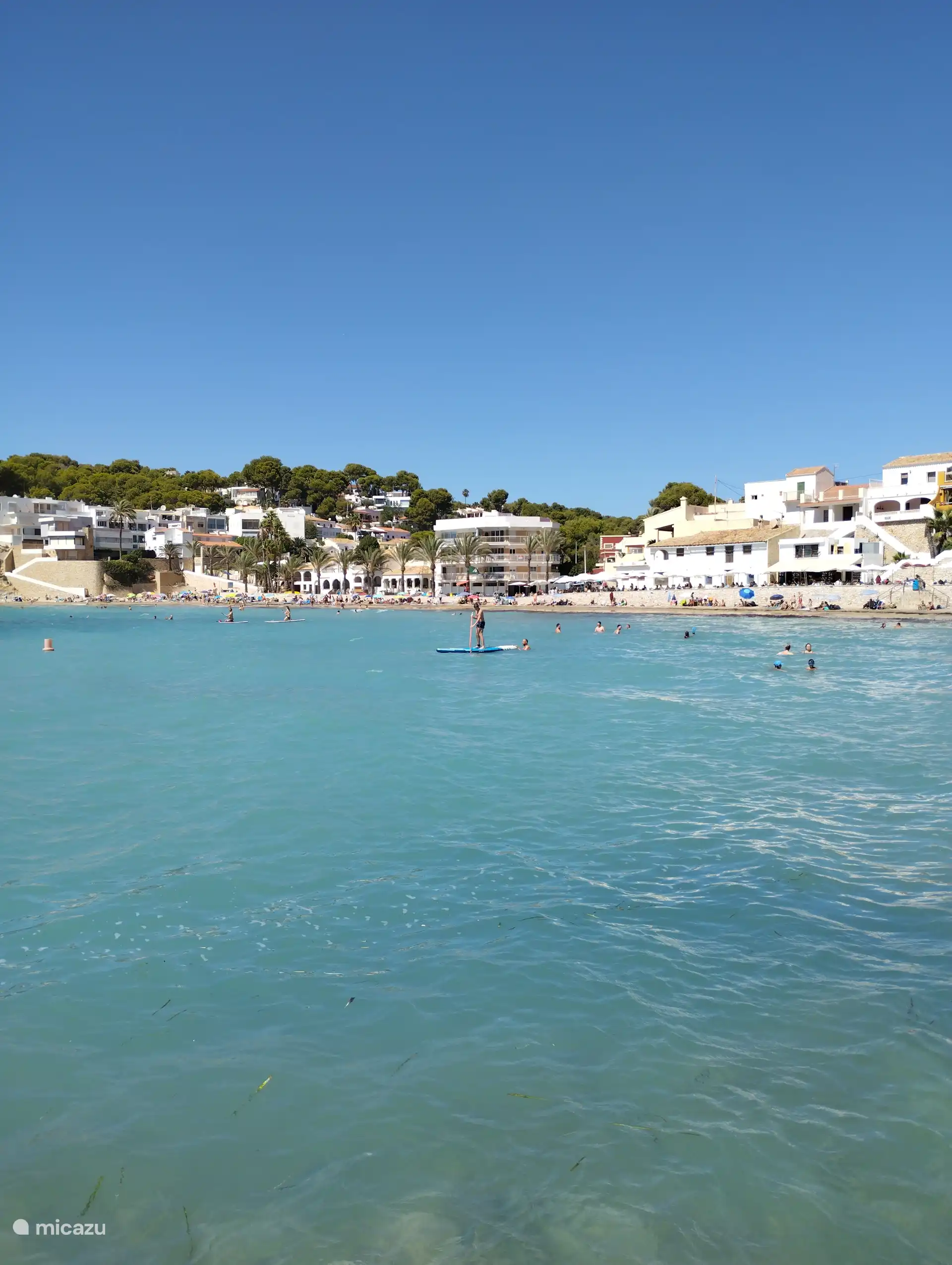 el portet strand met in zomer periode kajak en padle board verhuur