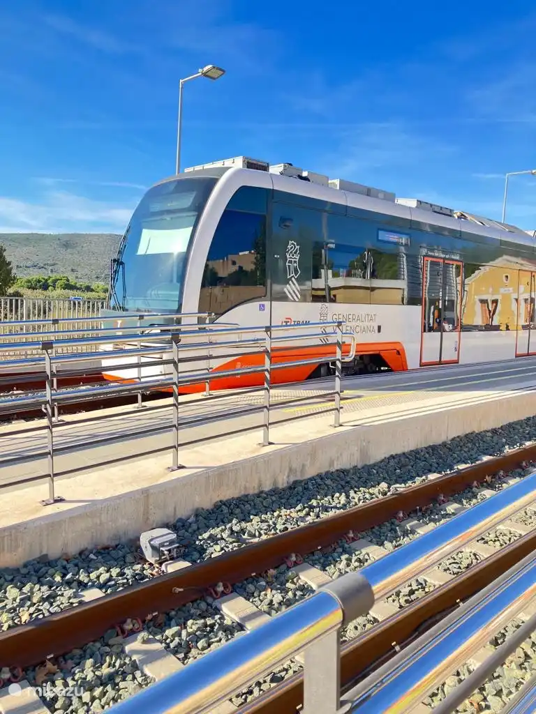 Tram richting Benidorm of de andere kant op naar Denia. Station op 5 minuten lopen van het huis. 