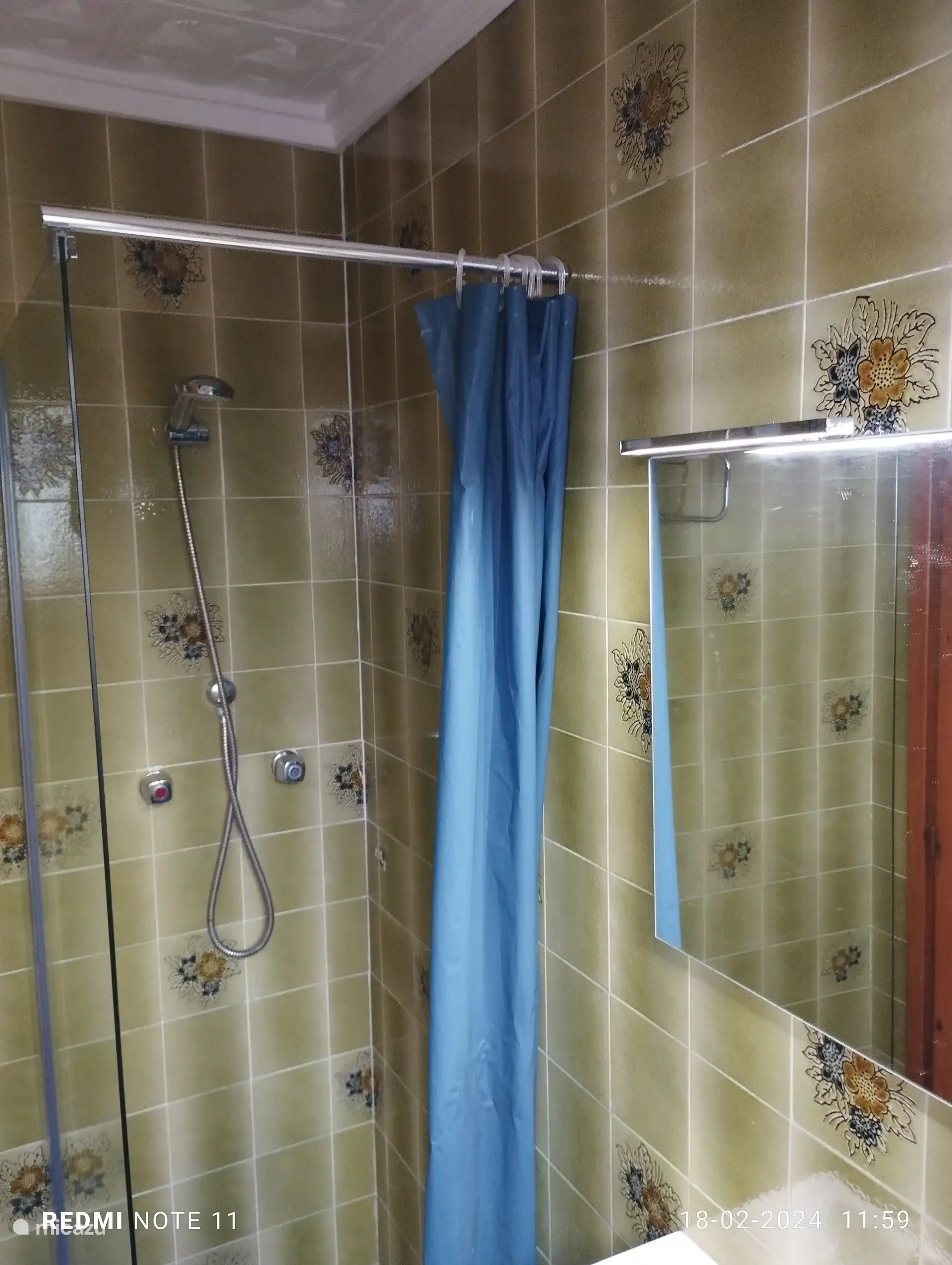 Baño más inodoro en la planta baja.