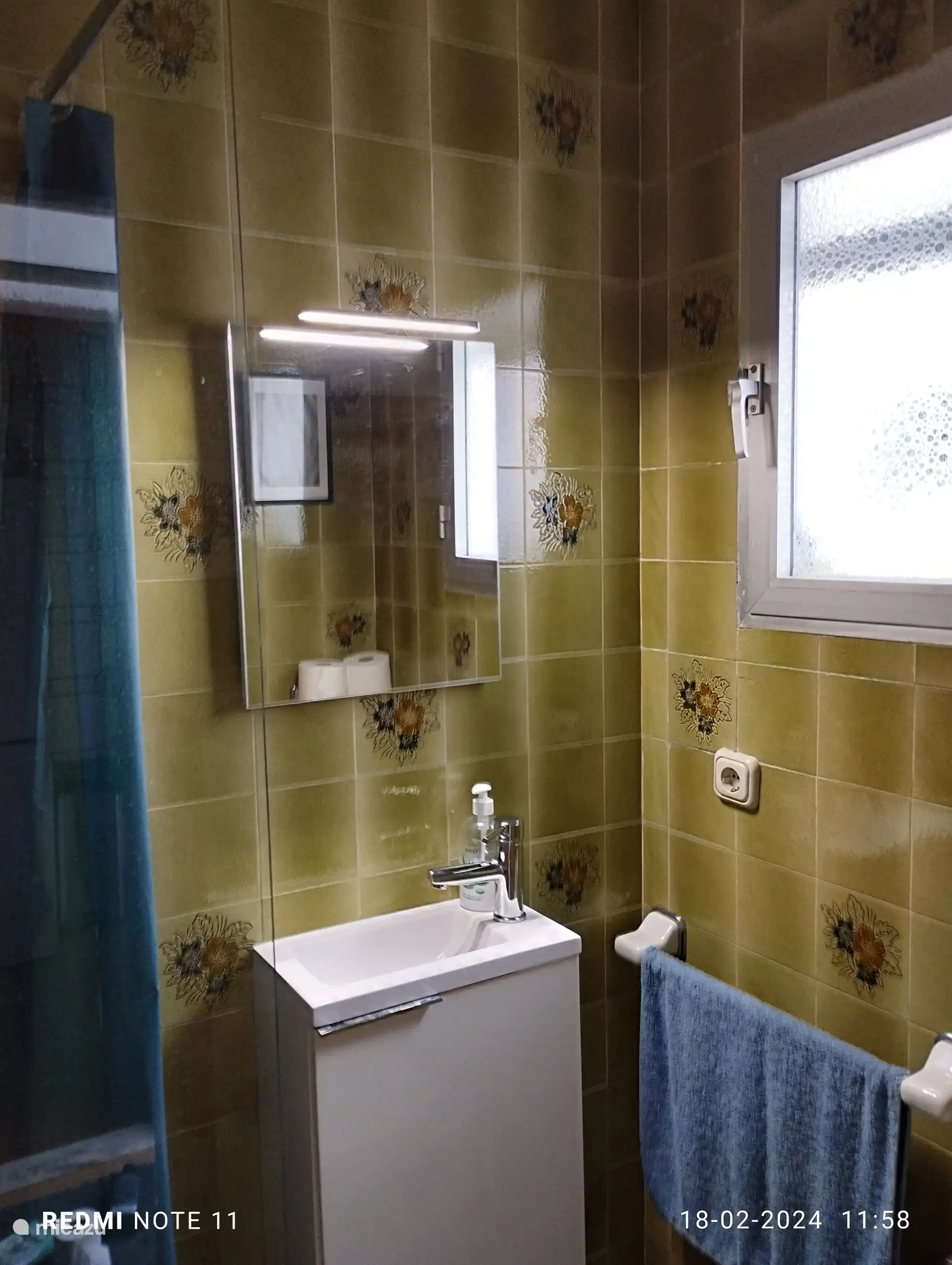 Baño más inodoro en la planta baja.