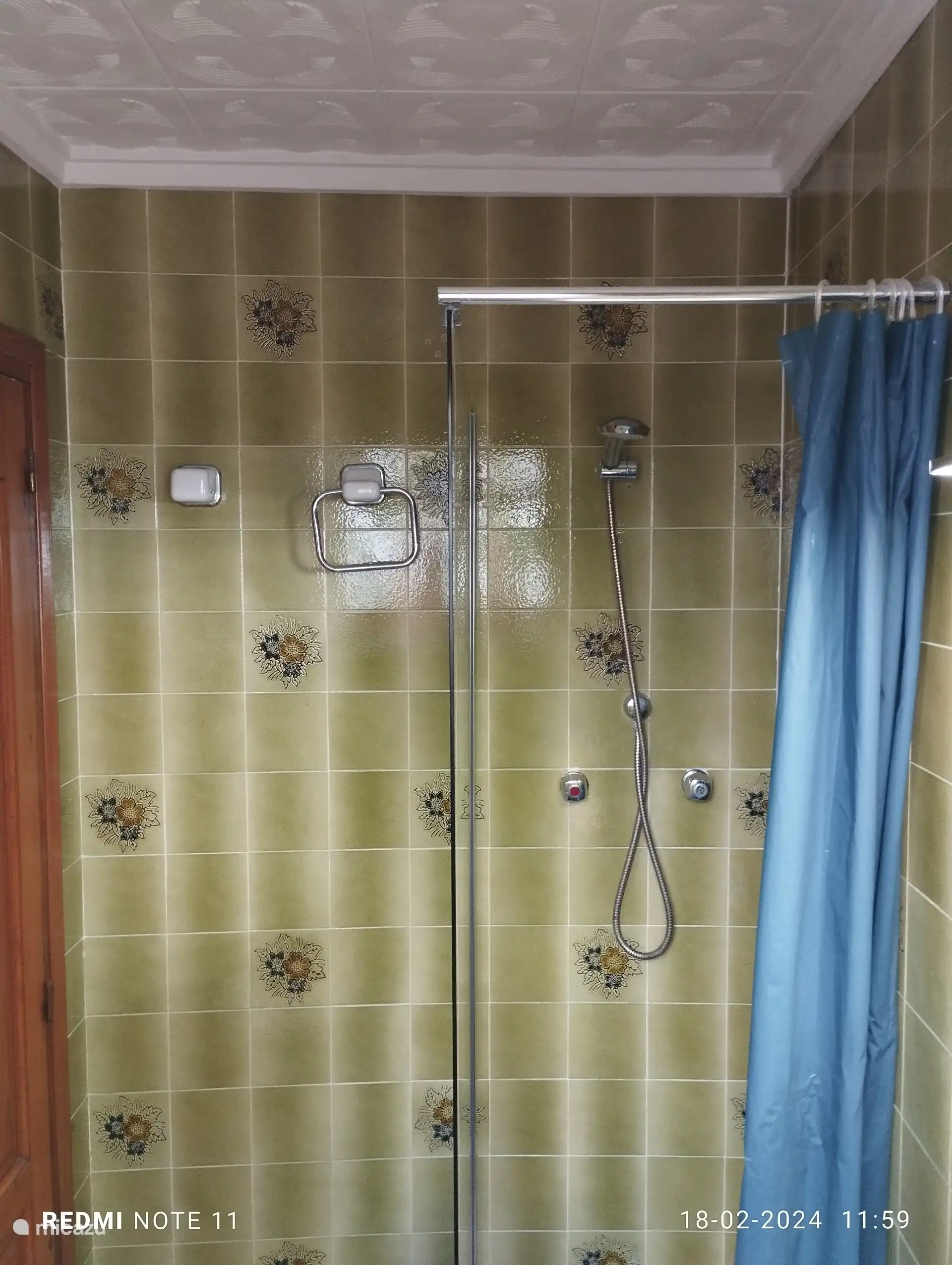 Baño más inodoro en la planta baja.