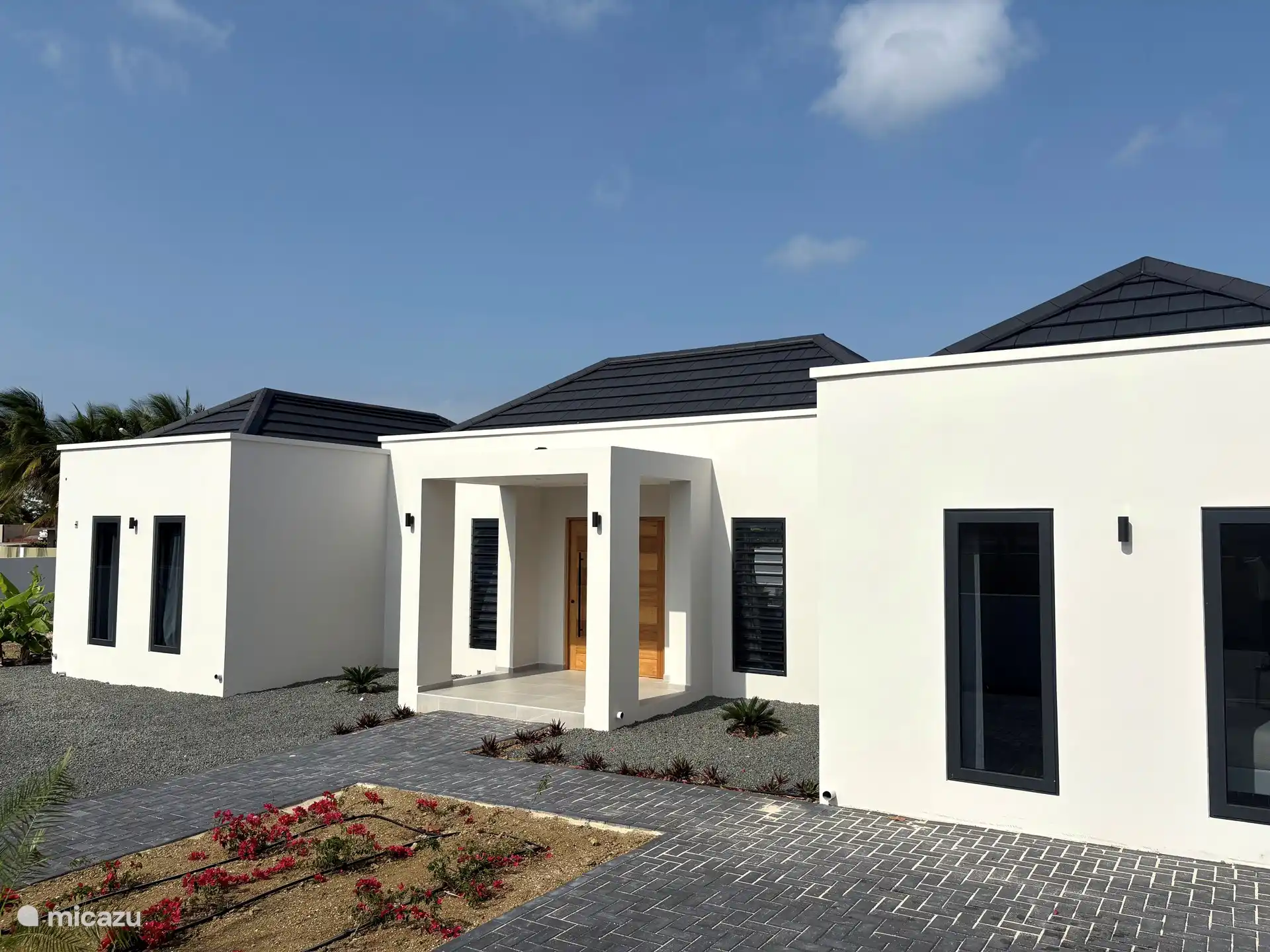 Villa moderne de nouvelle construction avec atmosphère de maison de campagne 