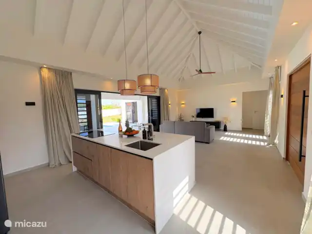 Villa Picobello | Curaçao, Banda Ariba (est), Jan Sofat - villa Une cuisine ouverte qui se connecte parfaitement au salon