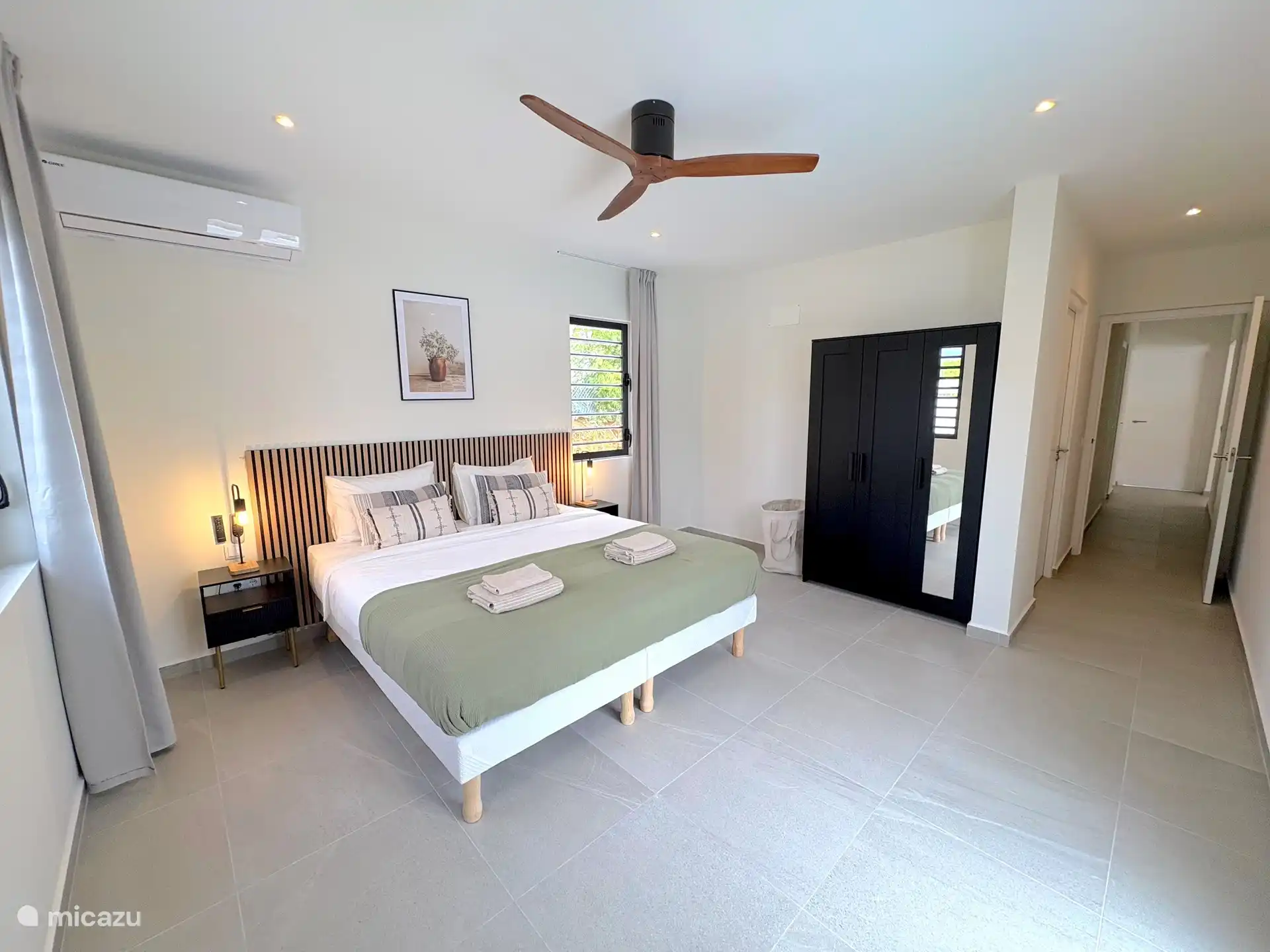 Chambre principale 1, avec climatisation, ventilateur de plafond et armoire