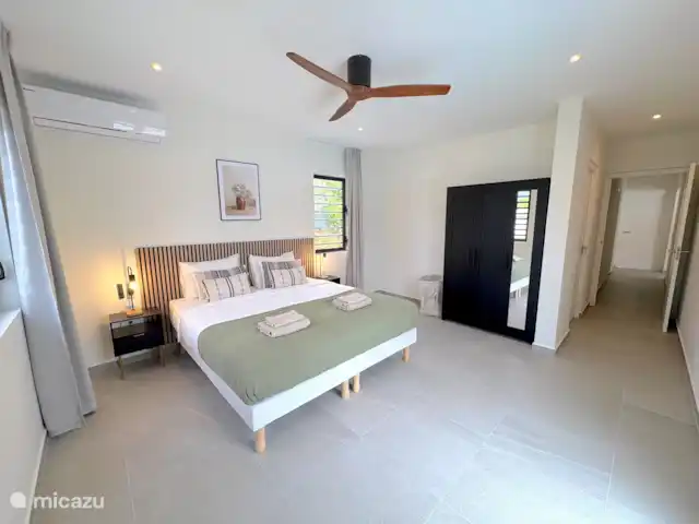 Villa Picobello | Curaçao, Banda Ariba (est), Jan Sofat - villa Chambre principale 1, avec climatisation, ventilateur de plafond et armoire