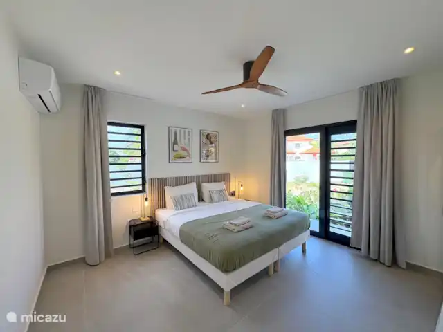 Villa Picobello | Curaçao, Banda Ariba (est), Jan Sofat - villa Chambre principale 2 avec porte coulissante donnant sur la piscine