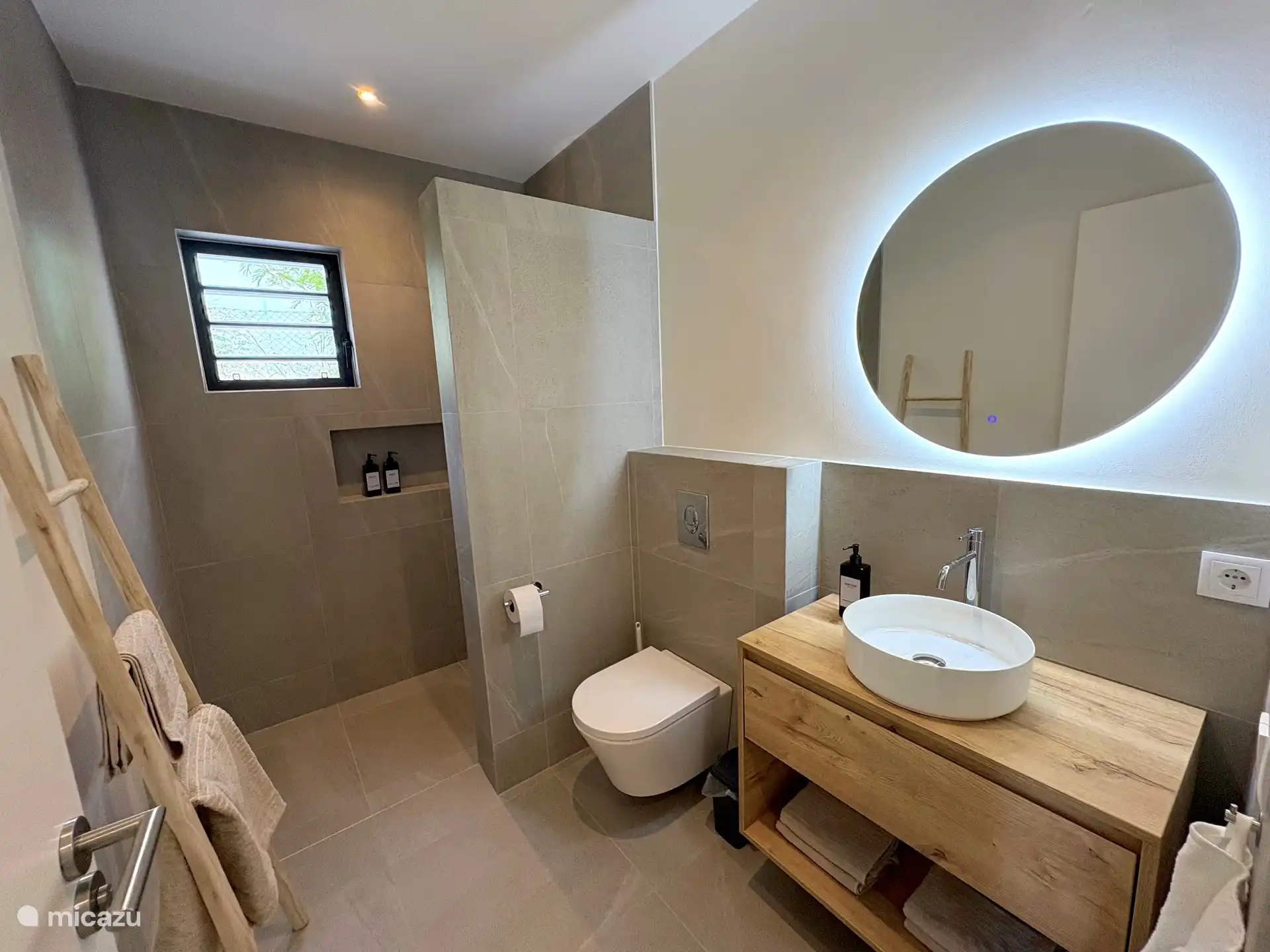 Salle de bain attenante de la chambre principale 2