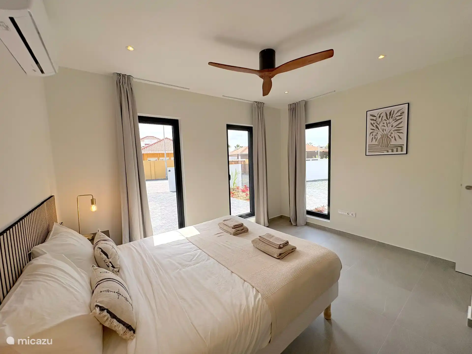 Chambre 3, avec climatisation, ventilateur de plafond et armoire