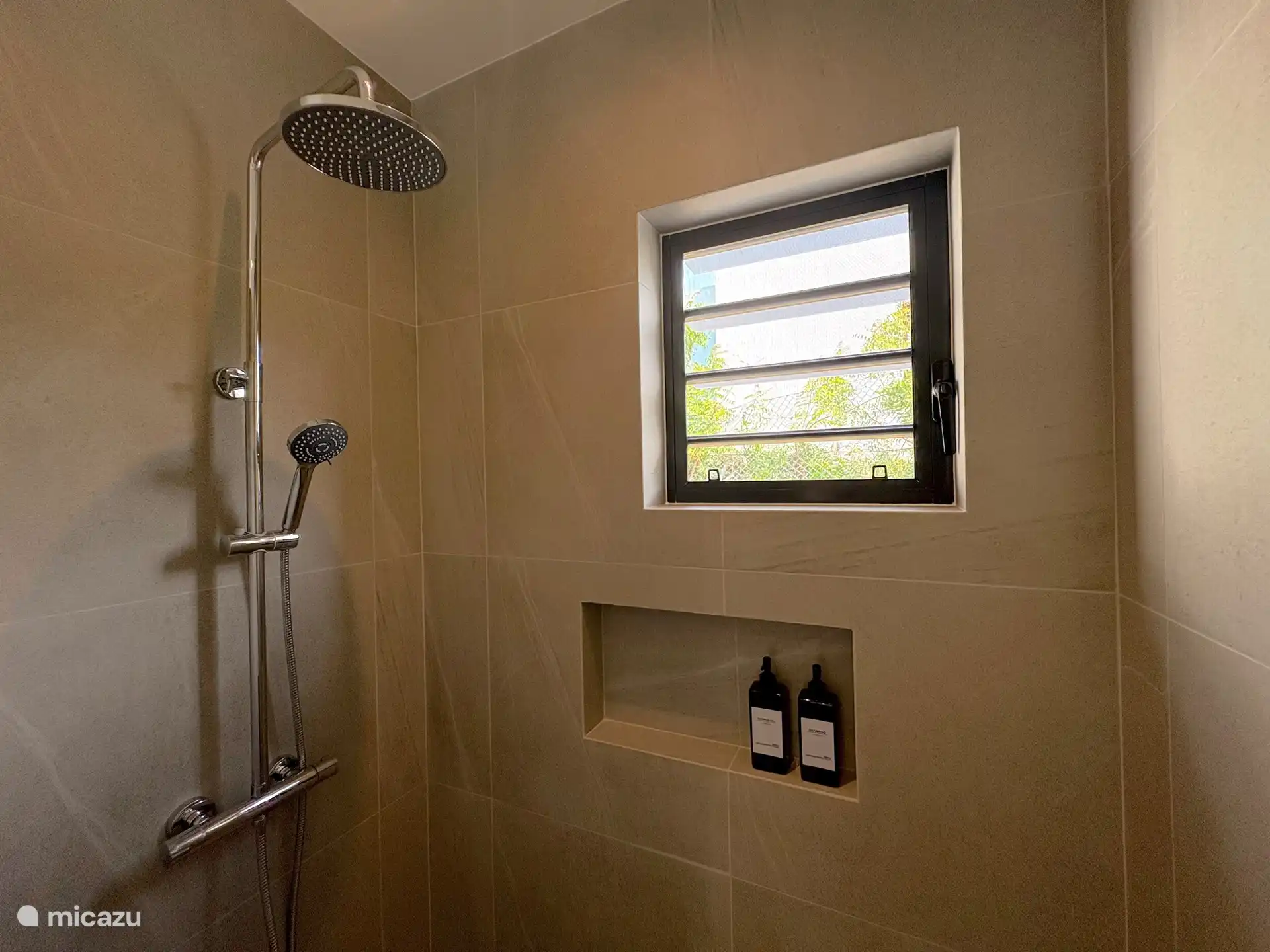 Douche à effet pluie