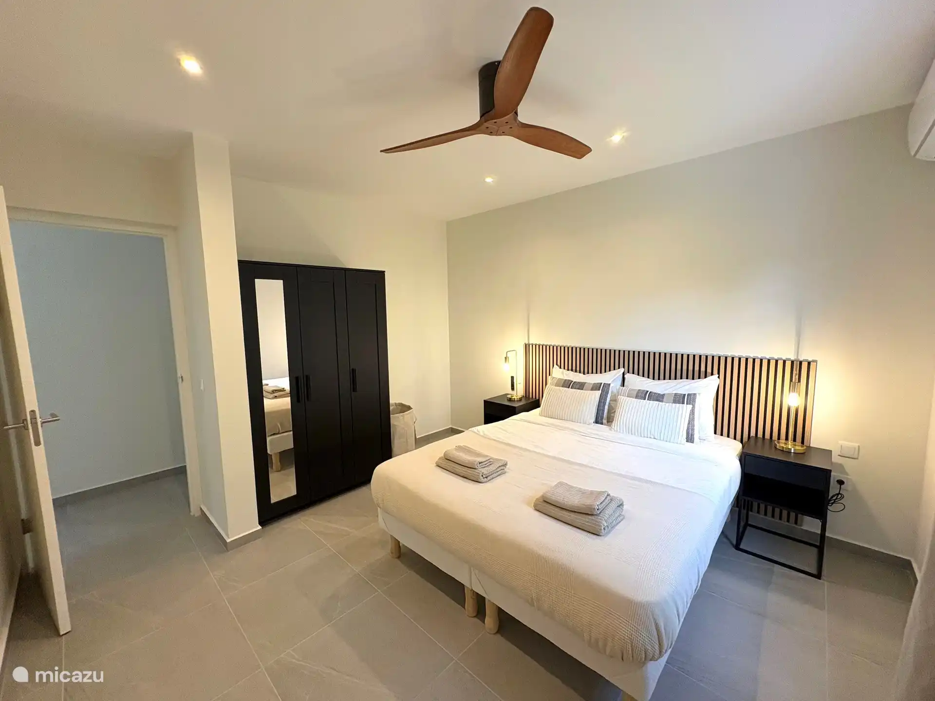 Chambre 4, avec climatisation, ventilateur de plafond et armoire