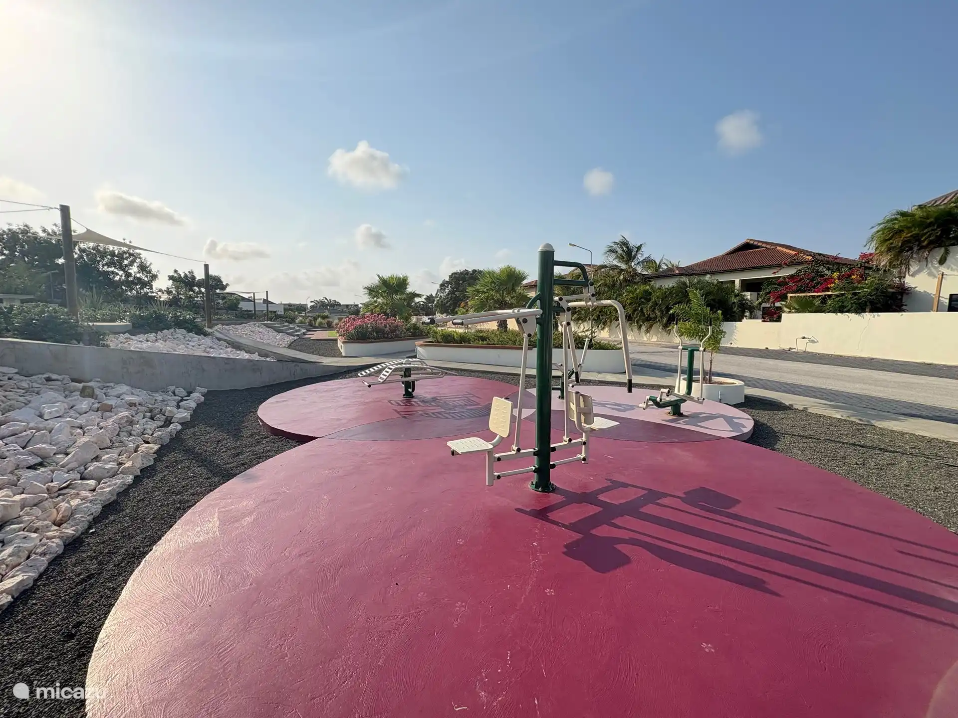 Parc de loisirs avec appareils de fitness en plein air